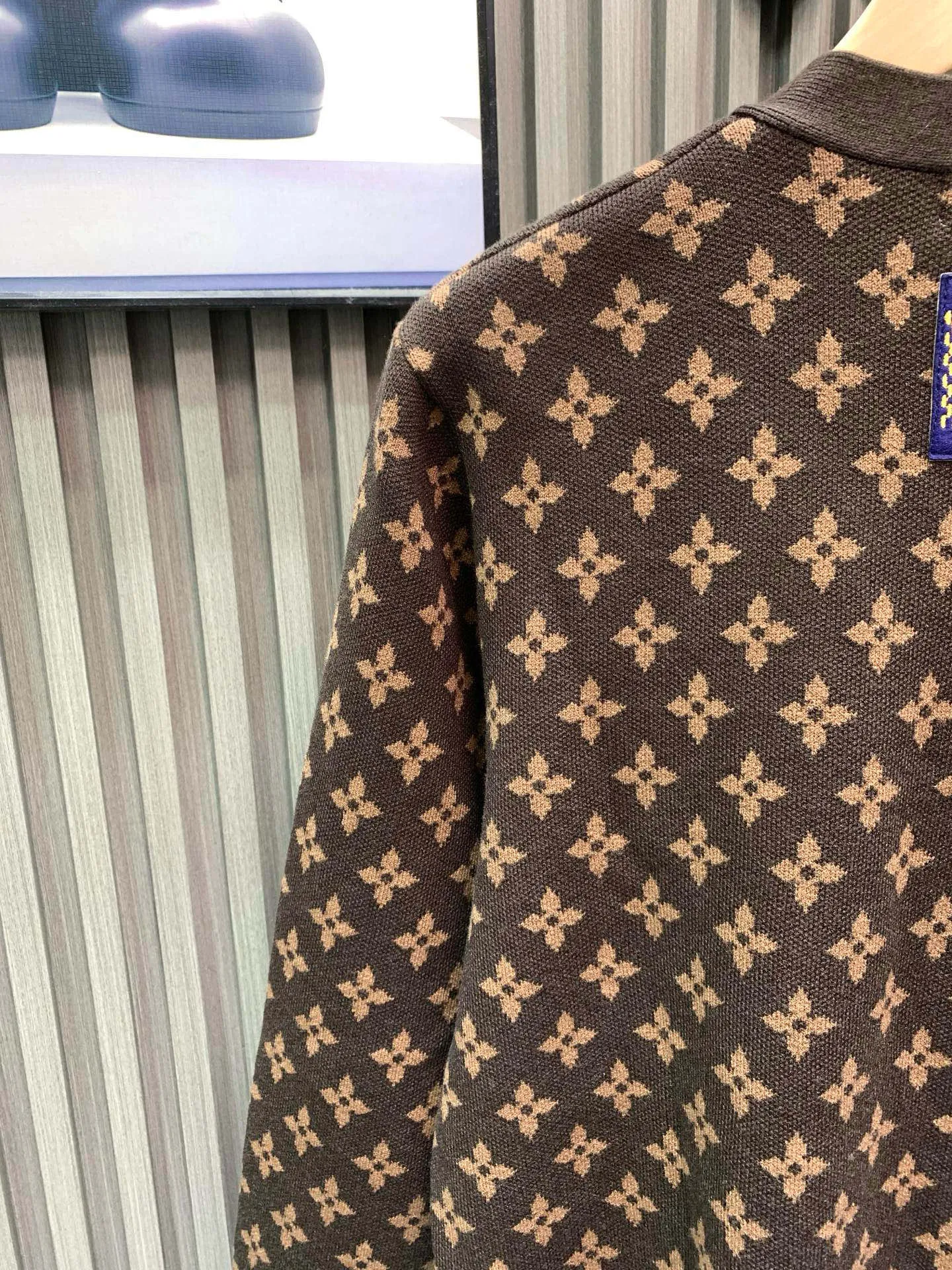 🅿️420 🀄️ Louis Vuitton 1V2025FW new MONOGRAM embroidered presbyopic sheep wool knitted sweater. This knitted sweater is made of soft wool. It uses rich colors to add warmth to cold weather. The full-width MONOGRAM jacquard and the embroidered Doodles pattern from the 23 autumn and winter show set off each other. The texture is delicate and soft, and it has a sense of weight on the hand. It is very thick, breathable and comfortable. The overall body of the clothes gives people a clean and refreshing feeling. It is suitable for wearing in the current season. It is really young and outstanding, fashionable and energetic. The brown color is the same for men and women.